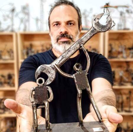 “Aquí y ahora”: una exposición de 40 obras en hierro que exploran la conexión entre cuerpo, mente y tiempo presente imagen-5