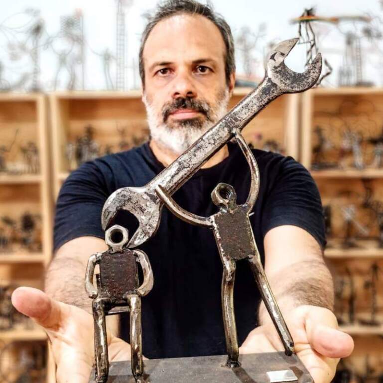 “Aquí y ahora”: una exposición de 40 obras en hierro que exploran la conexión entre cuerpo, mente y tiempo presente imagen-45