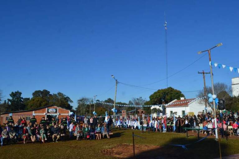 Campo Viera celebró el 209 aniversario de la Independencia en Colonia «Julio U. Martín», a unos 10 kilómetros de la zona urbana Campo Viera celebró el 209 aniversario de la Independencia en Colonia "Julio U. Martín", a unos 10 kilómetros de la zona urbana imagen-15