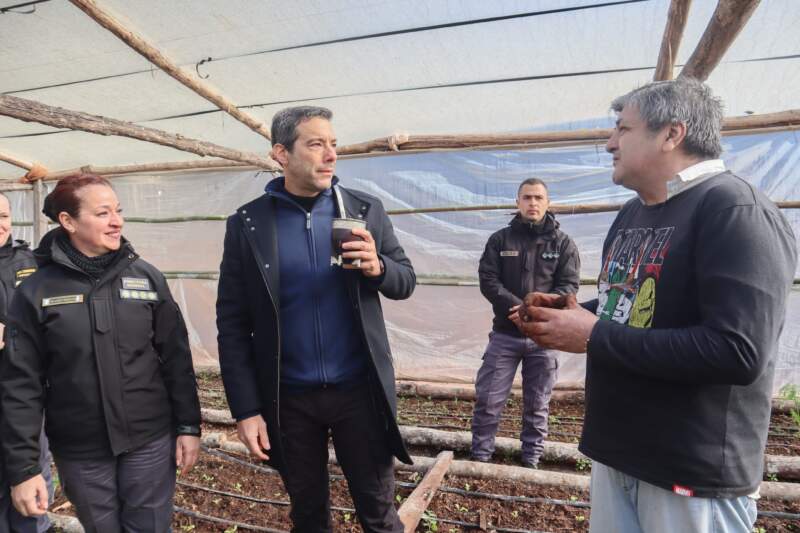 Autoabastecimiento carcelario: internos siembran y cosechan verduras en Loreto imagen-8