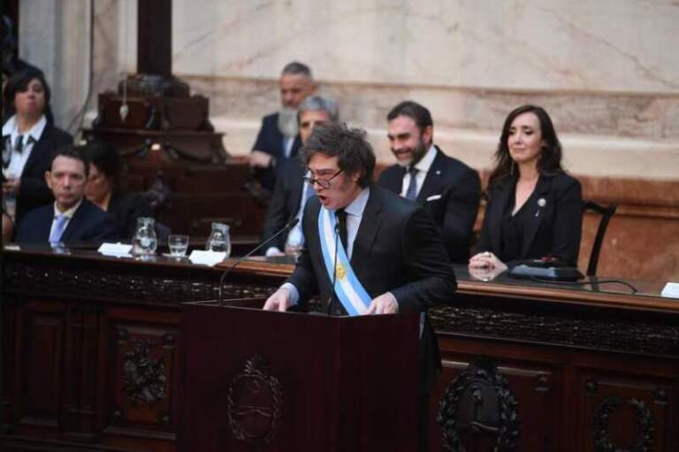 Tras el fuerte revés en el Senado, Milei descarta convocar a los gobernadores y se profundiza el enojo imagen-2