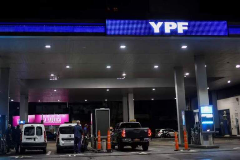La venta de combustibles durante la madrugada en las estaciones de servicio de YPF creció un 25% imagen-37