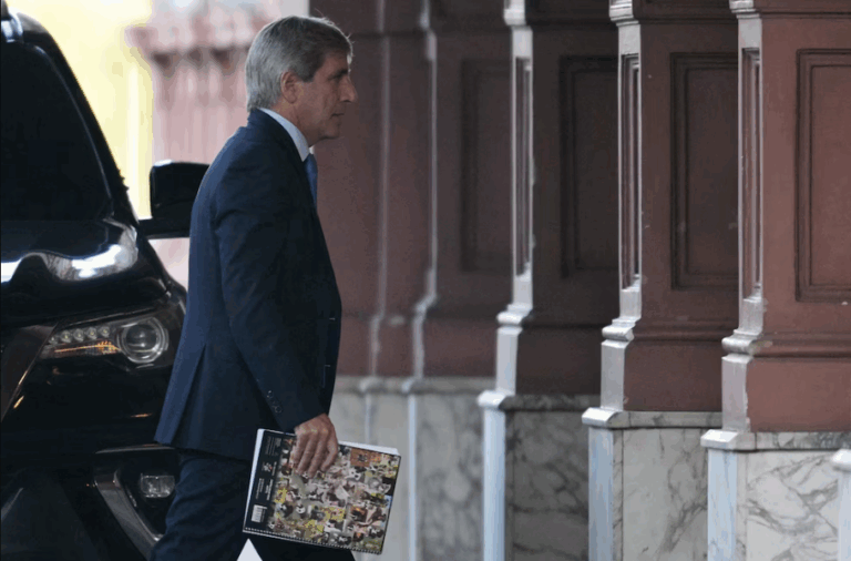 Con tasas más altas, el Gobierno espera evitar presiones al dólar y ahora afronta $38 billones de vencimientos en agosto imagen-7