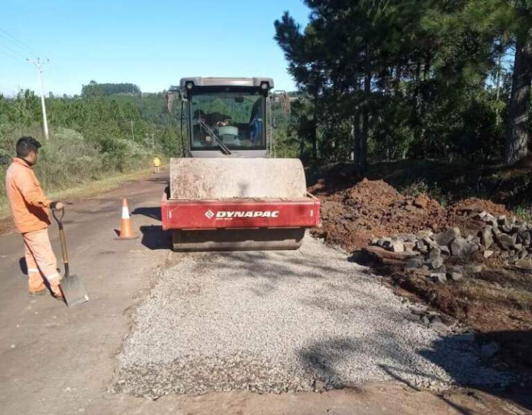 Vialidad Provincial avanza con tareas de bacheo en la Ruta Provincial N° 209 que conecta Florentino Ameghino con la Ruta N° 5 Vialidad Provincial avanza con tareas de bacheo en la Ruta Provincial N° 209 que conecta Florentino Ameghino con la Ruta N° 5 imagen-17