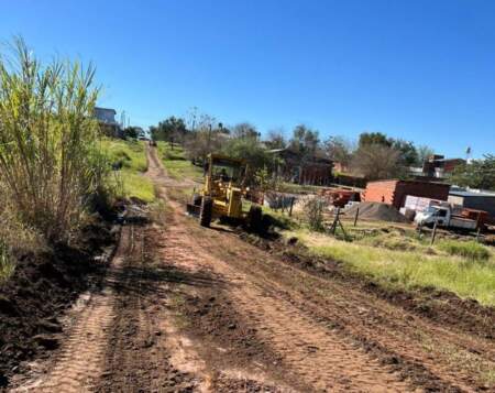 Vialidad Provincial ejecuta obras de mantenimiento, pavimentación y saneamiento en barrios de Garupá para mejorar la circulación y el acceso urbano imagen-2