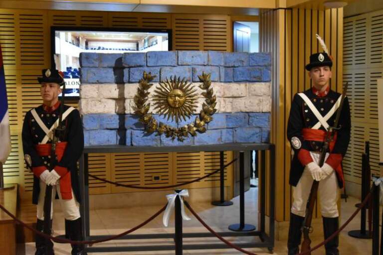 «Patria»: una obra con profundo sentido federal llegó a la Legislatura de Misiones "Patria": una obra con profundo sentido federal llegó a la Legislatura de Misiones imagen-40