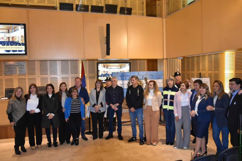 "Patria": una obra con profundo sentido federal llegó a la Legislatura de Misiones 5 "Patria": una obra con profundo sentido federal llegó a la Legislatura de Misiones imagen-4