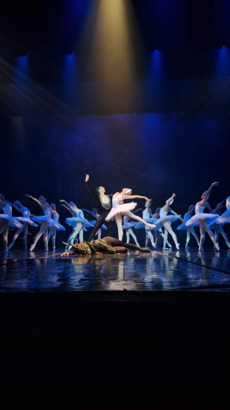 Con escenografía, vestuario y coreografía propios, el Ballet Clásico del Parque del Conocimiento presentó "El lago de los cisnes" ante sala llena en el Teatro Lírico imagen-5