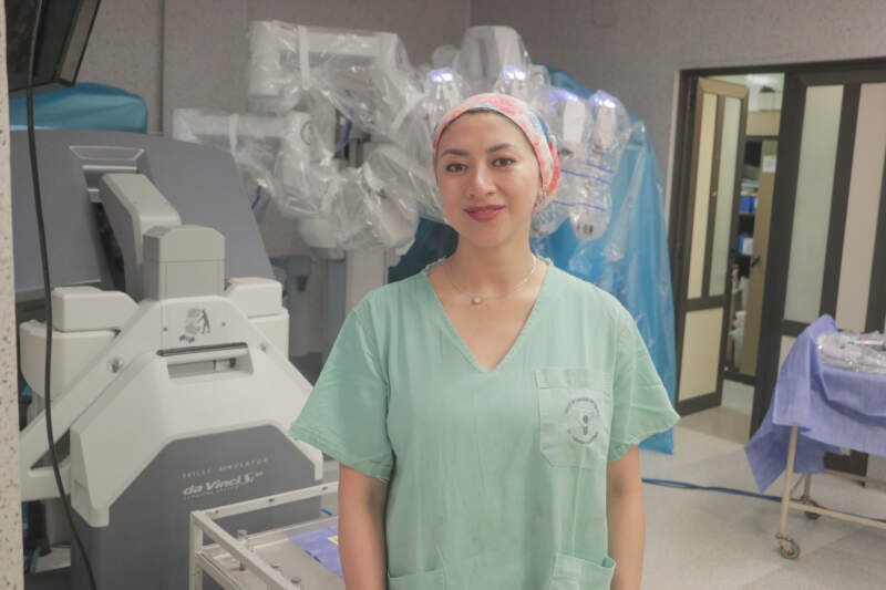 Médica rotante ecuatoriana eligió el Madariaga para especializarse con el robot Davinci 3 Médica rotante ecuatoriana eligió el Madariaga para especializarse con el robot Davinci imagen-2