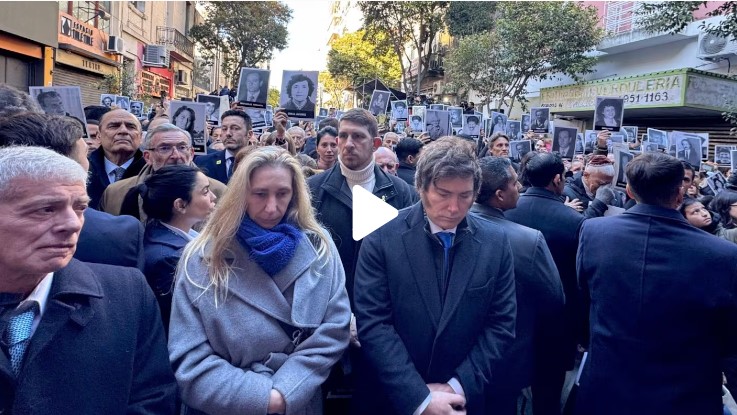 Milei, en el acto por el atentado a la Amia: “No vamos a parar hasta que se haga Justicia” Milei, en el acto por el atentado a la Amia: “No vamos a parar hasta que se haga Justicia” imagen-1
