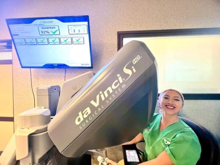 Médica ecuatoriana eligió el Madariaga para especializarse con el robot Da Vinci imagen-12