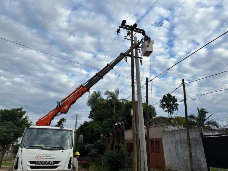 Programa Sustituir: Energía de Misiones reemplaza postes de madera por columnas de hormigón 5 Programa Sustituir: Energía de Misiones reemplaza postes de madera por columnas de hormigón imagen-4