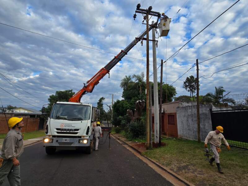 Programa Sustituir: Energía de Misiones reemplaza postes de madera por columnas de hormigón 3 Programa Sustituir: Energía de Misiones reemplaza postes de madera por columnas de hormigón imagen-2