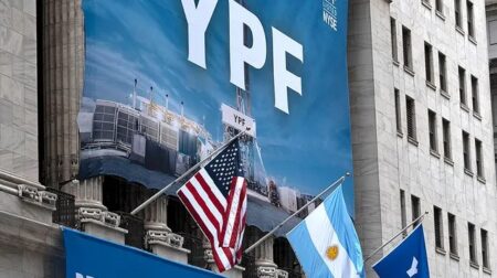 Expropiación de YPF: el Gobierno presentó los argumentos para evitar entregar el 51% de acciones y ahora se espera que defina la Justicia de EEUU imagen-1