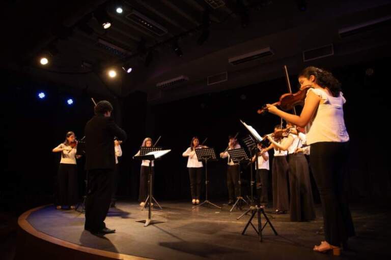 El Teatro de Prosa será sede de un concierto de violines con un repertorio que abarca desde Bach hasta compositores franceses e italianos El Teatro de Prosa será sede de un concierto de violines con un repertorio que abarca desde Bach hasta compositores franceses e italianos imagen-11