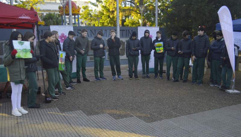 Alumnos de colegios de Posadas participaron de una jornada ambiental por el Día Provincial del Árbol en la Plaza San Martín imagen-6
