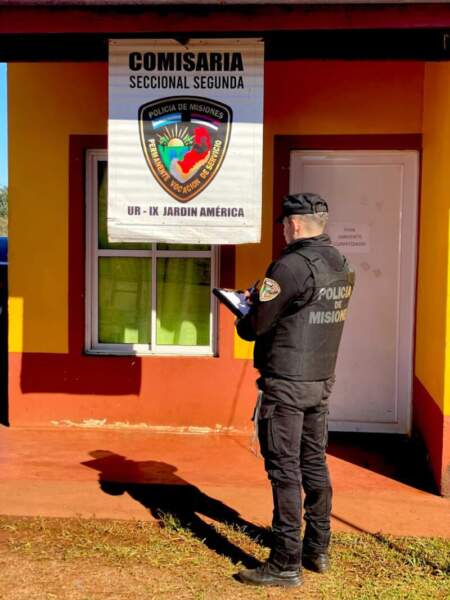 Detuvieron a los ladrones que sustrajeron dinero y un auricular a un joven en Jardín América Detuvieron a los ladrones que sustrajeron dinero y un auricular a un joven en Jardín América imagen-1