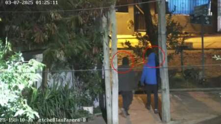 Cámaras de seguridad permitieron arrestar a dos hombres que intentaban robar cables del tendido eléctrico imagen-1