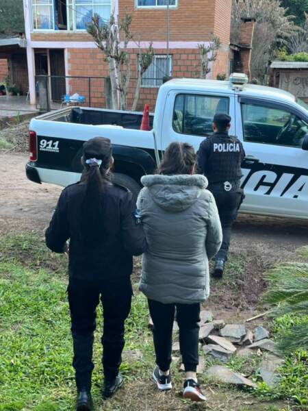 Fingía ayudarlos y les sacó más de un millón de pesos: arrestaron a una mujer por estafar a una pareja Fingía ayudarlos y les sacó más de un millón de pesos: arrestaron a una mujer por estafar a una pareja imagen-8