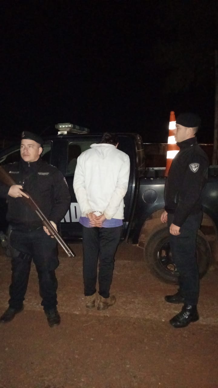 Capturaron en un paso ilegal a un ex convicto armado y con una tobillera electrónica 3 Capturaron en un paso ilegal a un ex convicto armado y con una tobillera electrónica imagen-2