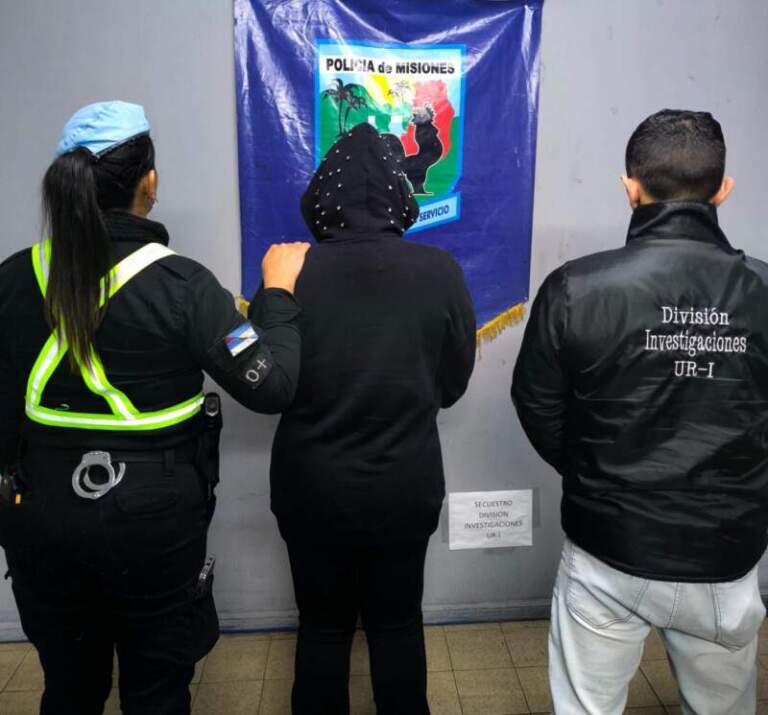 Se hizo una cirugía estética y pagó con un collar trucho: fue detenida en Posadas Se hizo una cirugía estética y pagó con un collar trucho: fue detenida en Posadas imagen-45