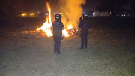 Agentes Motorizados arrestaron a dos hombres que iniciaron un incendio de pastizales en Garupá Agentes Motorizados arrestaron a dos hombres que iniciaron un incendio de pastizales en Garupá imagen-8