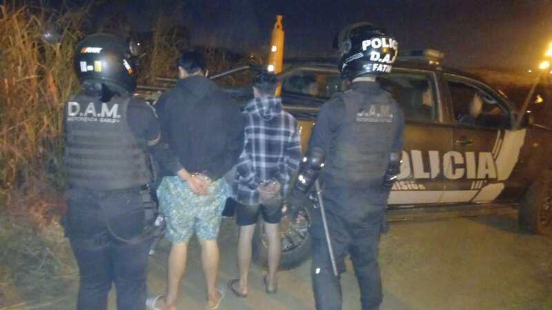 Agentes Motorizados arrestaron a dos hombres que iniciaron un incendio de pastizales en Garupá imagen-4