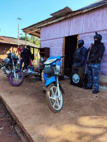 Detenido por picadas ilegales en Iguazú, allanaron su morada y secuestraron dos motos, droga, dinero y bienes robados imagen-9