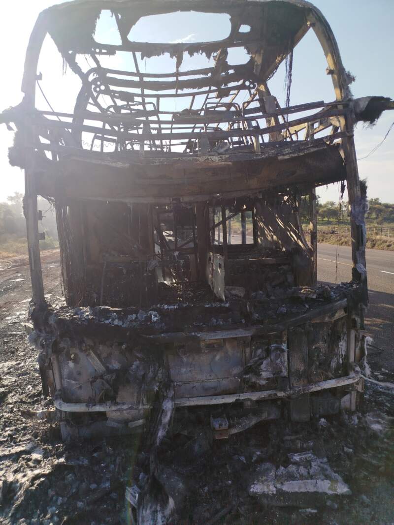 Micro que circulaba sin pasajeros por la ruta 105 se habría incendiado por un desperfecto mecánico 7 Micro que circulaba sin pasajeros por la ruta 105 se habría incendiado por un desperfecto mecánico imagen-6