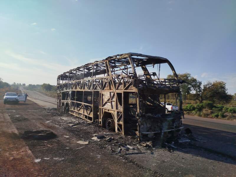 Micro que circulaba sin pasajeros por la ruta 105 se habría incendiado por un desperfecto mecánico 3 Micro que circulaba sin pasajeros por la ruta 105 se habría incendiado por un desperfecto mecánico imagen-2