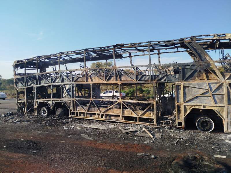 Micro que circulaba sin pasajeros por la ruta 105 se habría incendiado por un desperfecto mecánico 5 Micro que circulaba sin pasajeros por la ruta 105 se habría incendiado por un desperfecto mecánico imagen-4