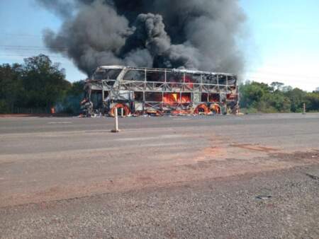 Micro que circulaba sin pasajeros por la ruta 105 se habría incendiado por un desperfecto mecánico imagen-6