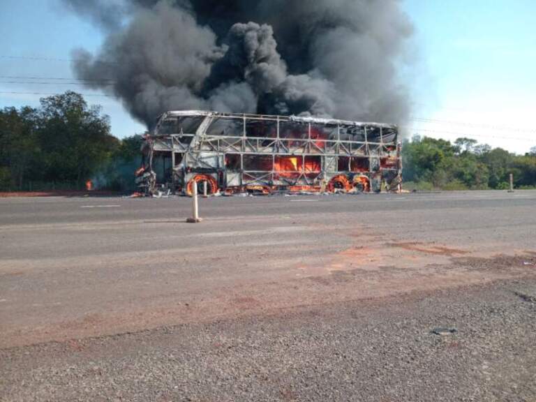 Micro que circulaba sin pasajeros por la ruta 105 se habría incendiado por un desperfecto mecánico imagen-50
