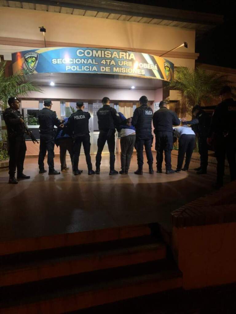 Discusión entre familiares terminó en disturbios y detenidos en un barrio de Oberá imagen-50