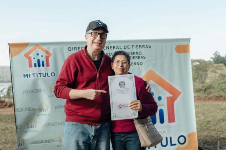 Passalacqua entregó más de 200 regularizaciones dominiales a familias de 11 Municipios y herramientas a productores en San Javier imagen-45