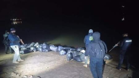 La Policía secuestró media tonelada de marihuana a orillas del río Paraná La Policía secuestró media tonelada de marihuana a orillas del río Paraná imagen-6