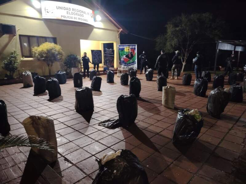 La Policía secuestró media tonelada de marihuana a orillas del río Paraná imagen-4