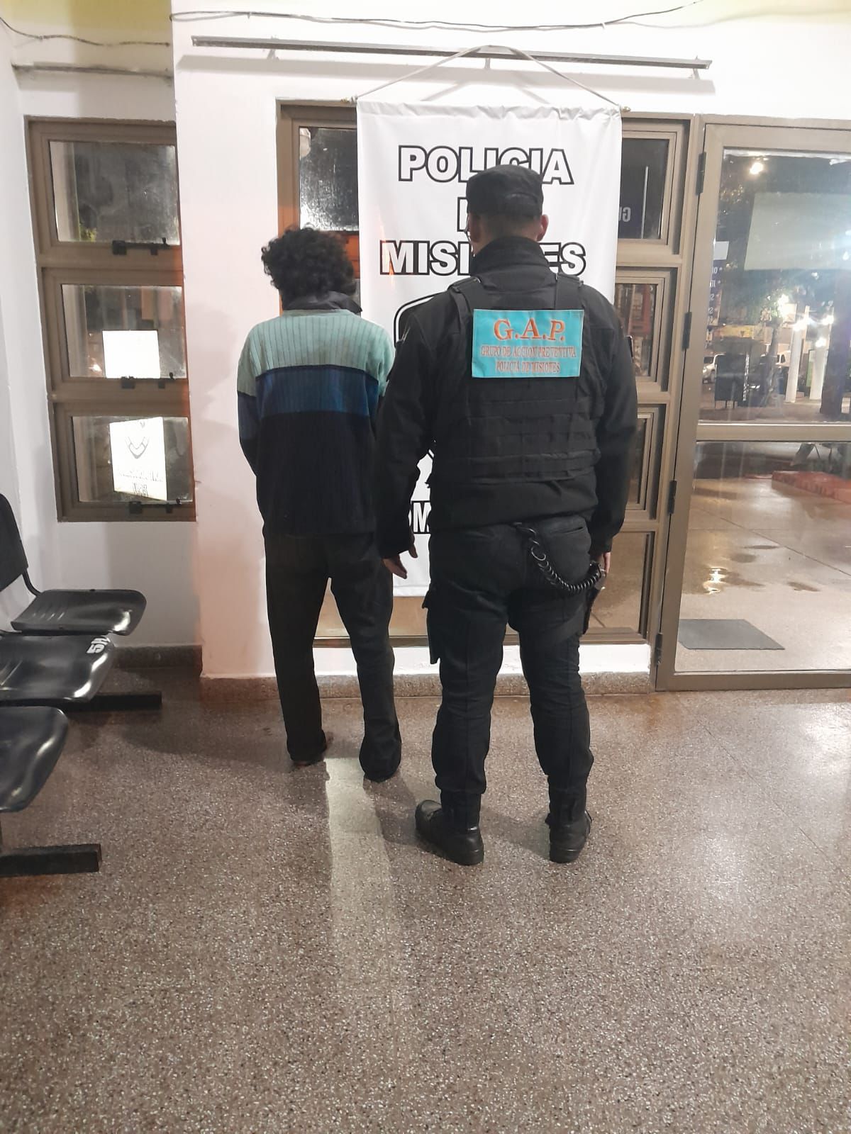 Un hombre fue detenido tras haber sido captado por cámaras del 911 al momento que agredió a otro joven 3 Un hombre fue detenido tras haber sido captado por cámaras del 911 al momento que agredió a otro joven imagen-2