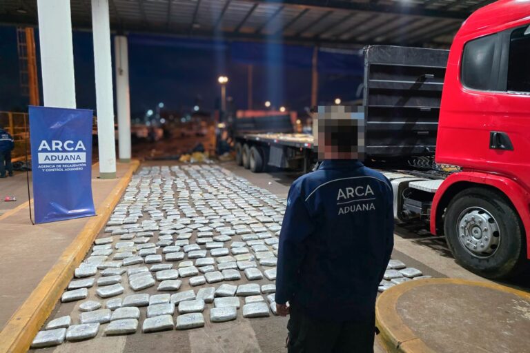 Camión sospechoso: Intentaron cruzar el puente San Roque González de Santa Cruz desde Paraguay con 700 kilos de marihuana ocultos entre una carga de arroz imagen-25
