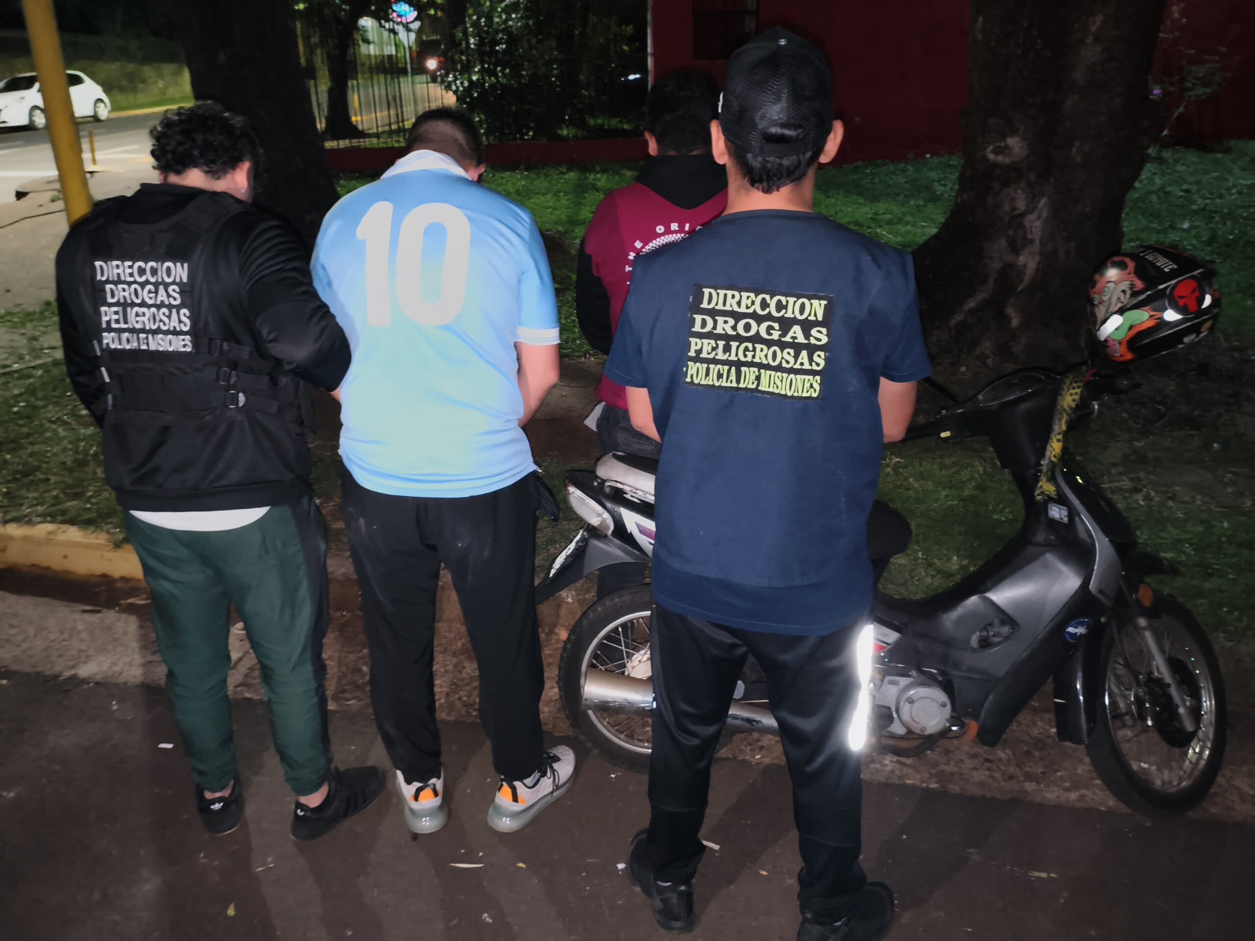 Detectaron presunto narcomenudeo en zona oeste: Dos detenidos y casi 30 dosis de droga fueron incautadas Detectaron presunto narcomenudeo en zona oeste: Dos detenidos y casi 30 dosis de droga fueron incautadas imagen-1