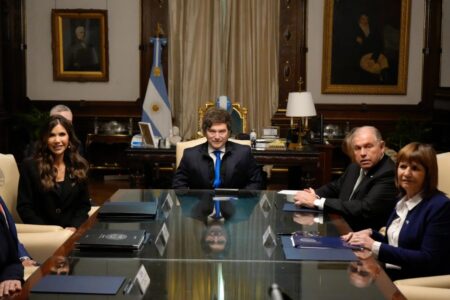 Javier Milei se reunió con una funcionaria de EEUU y firmó una carta de intención para que los argentinos ya no necesiten visa imagen-4