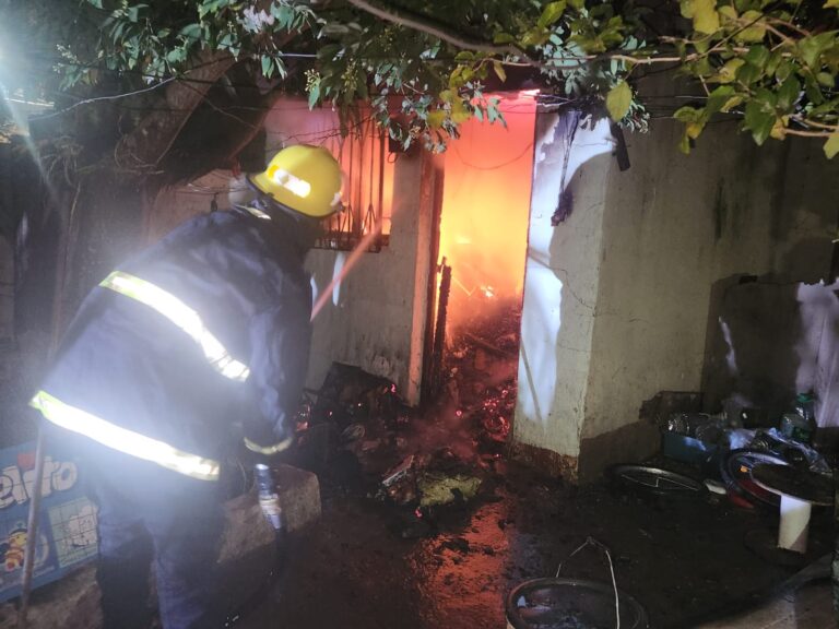 Un hombre falleció en el incendio de una vivienda de inquilinato en Posadas imagen-42