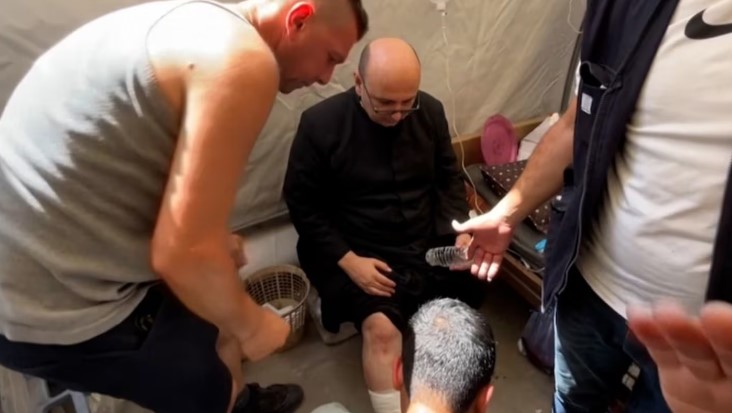 Habló el cura argentino que fue herido en el ataque de Israel contra la única iglesia católica en Gaza: "Dicen que fue un error, pero el impacto fue directo" imagen-2