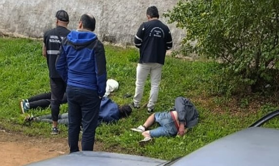 No llegaron muy lejos: La Policía desarticuló una banda delictiva que huía con un auto robado No llegaron muy lejos: La Policía desarticuló una banda delictiva que huía con un auto robado imagen-1