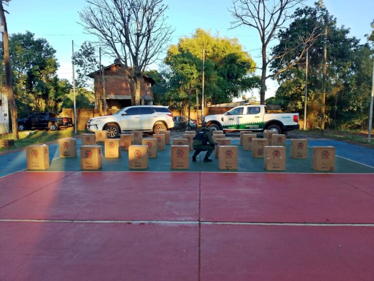 Patrulla de gendarmes descubrió más de 27.000 atados de cigarrillos en dos vehículos abandonados en la ruta 17 imagen-28