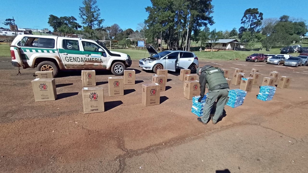 Patrulla de gendarmes descubrió más de 27.000 atados de cigarrillos en dos vehículos abandonados en la ruta 17 imagen-2
