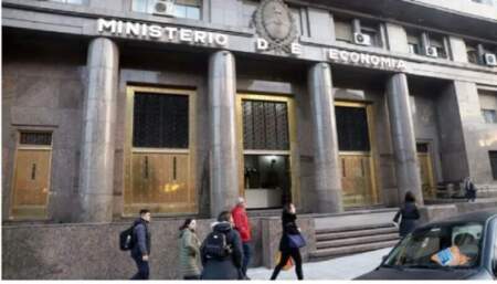 Deuda: ante el fin de las Lefis, Luis Caputo sale a frecer Lecaps a bancos por fuera del cronograma previsto imagen-2