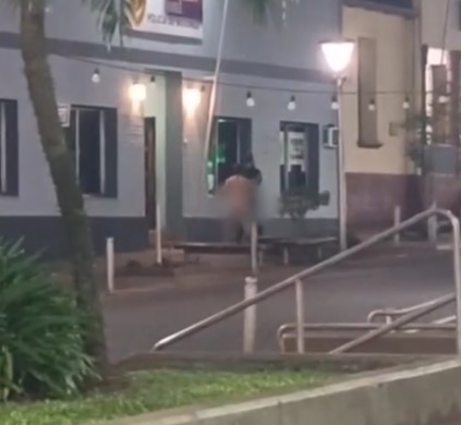 La Policía de Misiones asistió a un hombre con trastornos mentales que deambulaba sin ropa en pleno centro de Oberá La Policía de Misiones asistió a un hombre con trastornos mentales que deambulaba sin ropa en pleno centro de Oberá imagen-1