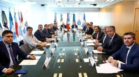 Gobernadores, de la furia por el recorte de fondos al desafío electoral de Javier Milei Gobernadores, de la furia por el recorte de fondos al desafío electoral de Javier Milei imagen-9