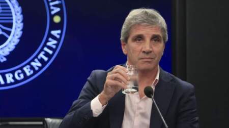 Caputo dijo que los proyectos de la oposición en el Senado costarán 2,5 puntos del PBI y anticipó volatilidad en el dólar imagen-2